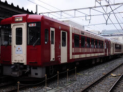 そして、１時間10分で終着の長野駅に到着した。30分ほどの待ち合わせで、飯山線の観光列車『おいこっと』に乗り換える。その列車名は、飯山線沿線の長閑な田園風景が、東京（TOKYO）とは真逆だと言うことで、東京の英語表記をひっくり返して付けられたとのことである。