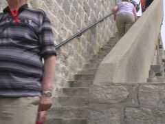 2013/05/02　城壁巡り

いよいよピレ門側から城壁へ上がります・・・
２人で、１８０Ｋｎでした！！
３０００円チョットですか・・・

結構急な階段で、上がったら息切れしていました！！