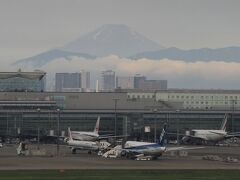 羽田空港展望デッキから見た富士山
ちょっと霞んでいます