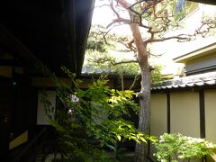 奈良町格子の家へ到着です
今回の奈良町のメインでもあります！
旧家の建物ﾊｧﾊｧ…素敵ッ！