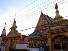 １５分ほどでワット・パバートの見学を終え、ゲストハウスの前を通ってメインストリートをさらに西に進み、１６時３０分、パクセ一の名刹ワット・ルアン（Wat Luang）へ。

だいぶ日が傾いてきて、東向きの正面入口は陰ってしまっていますね。