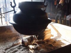 弘法大師が護摩炊きをして以来、1200年消えずに燃え続けるきえずの火がある。