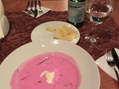 昼食はプリエ・カテドゥロスで。名物の赤かぶの冷静スープにしました。鮮やかなピンク色で、味は甘くて酸っぱくて、ちょっと複雑でした。