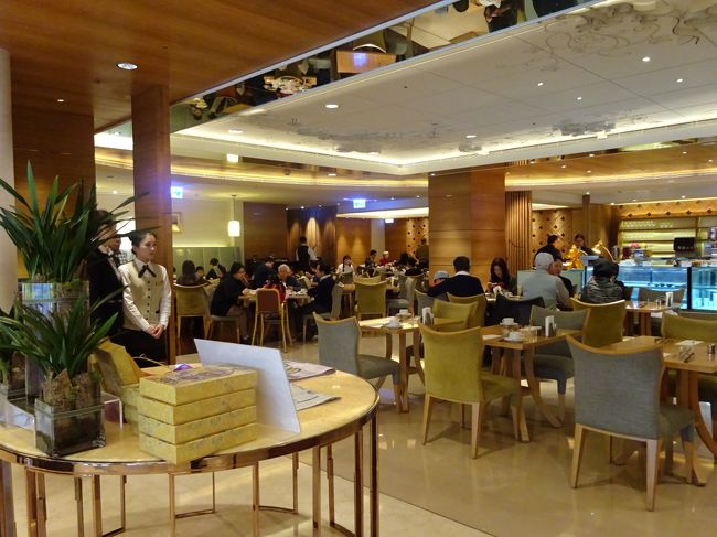 ２５日ＡＭ９時４０分<br />ホテル２階にある、ｓ朝食会場に行ってみた。<br />チケットを見せると、席へ案内してくれるシステム。客層を見てみると、日本人、大陸がほとんど。<br />グレードの高いホテルにしては、品数少な目。会場がキャパは狭いと言う印象。初めて訪台した時に「リージェントホテル」に宿泊したが、朝食会場のすばらしさっていったら、今までに見たことのない豪華さ。今回それと同じくらいなのかと想像していたが、コンパクトにまとまっていた。