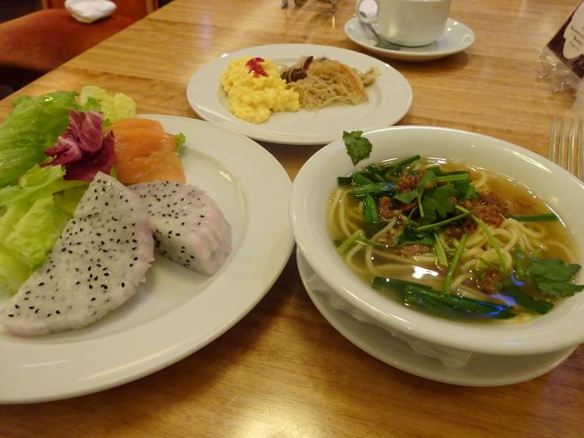 台湾滞在時のホテル朝食は「野菜不足を補う」をモットーにしている。少しの生野菜と、火の通った野菜、タンパク質を少し。ヌードルコーナーでひとつひとつ作っていただける担仔麺がおいしそうで、卵麺でオーダー。これがもう美味しくて。