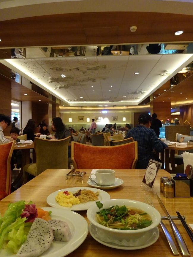 席に通されるとすぐに注がれる紅茶。食事を選んで席へ着くころには、冷たくなっていて残念。暖かいのが飲みたいのに。