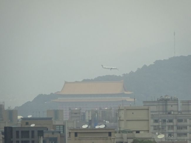 部屋のお風呂でゆっくりくつろぎ、窓の外をみると松山空港に着陸する飛行機が見えました。時間的にそろそろ着陸到着するであろう夫の連絡を待ちます。
