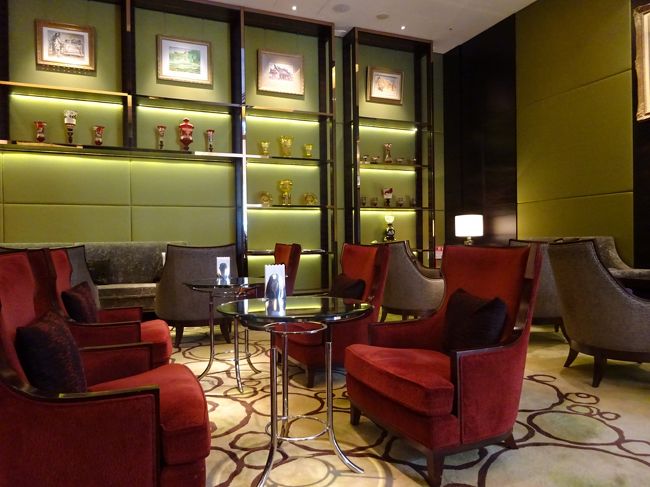 昼１２時。チェックアウトしてラウンジでドリンクチケットを使い休憩。ホテル内にいれば無料Wifiが使えるので、夫との待ち合わせには便利。