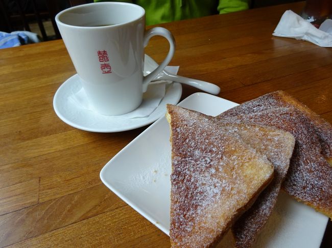 ホテルロビーで夫と合流。ホテル近くの「元春水堂」へ移動。おしゃべり好きな夫は１日ぶりに会う妻（私）に積もる話があるようで、弾丸トークを繰り広げる。<br />昨日は○○を食べて・・今日は何時に起きて・・羽田で○○をして・・黙って話に付き合います。写真はこちらでいただいたホットの紅茶とシュガートースト。