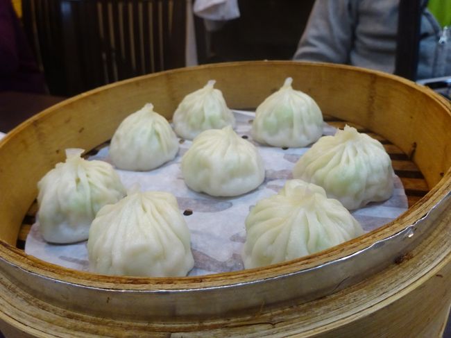 こちらは海老とへちま。皮が薄いので中が透けて見えます、おいしそう。こちらの海老とへちま小籠包は臭みが全くなくてスープがたっぷり。とっても美味しいです。台湾ＮＯ１だと思います。超オススメ。<br />もっと食べたかったけれど、がまんがまん。