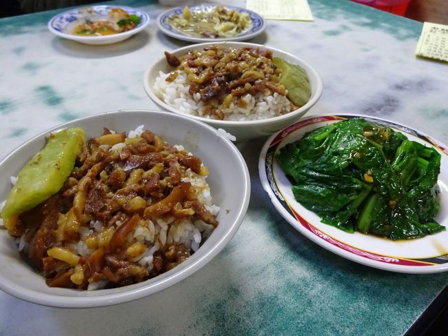 魯肉飯（夫が中、私が小）と青菜をいただきました。噂通りのおいしさ。カレーの風味はあまりわからなかった。