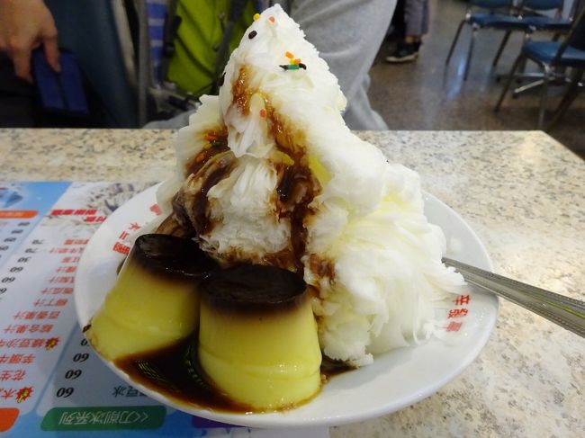 ミルクかきにプリンつき。夏季は長蛇の列ですが、冬は空いてます。私たちのほかに１組のグループだけでした。２人で１個にしました。