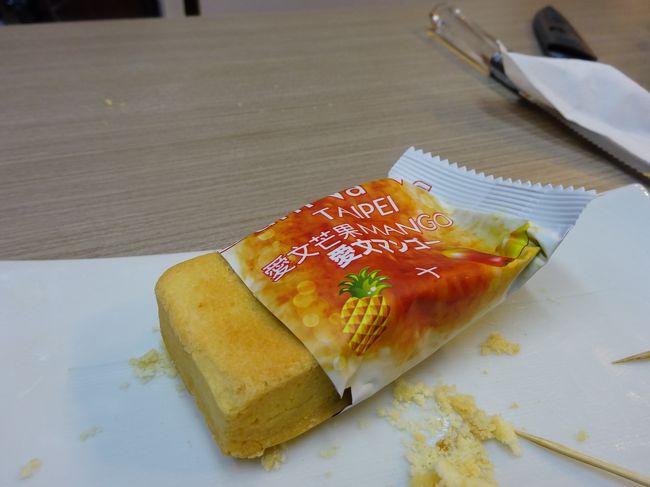 日本人客を意識しているのか、個包装のパッケージはなぜか日本語が。パインだけでなく、愛文マンゴー餡など凝ったケーキもあります。