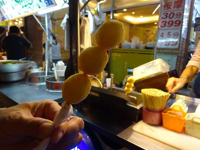 ミルクをキューブ状に固めたものに衣をつけて揚げたお菓子。「熱い、やけどしないでね」とお姉さん。ほんのり甘くて美味しい、アツアツ！素朴な味にハマリそうです。またこちらのお店に寄らせていただきますよ、お姉さん。