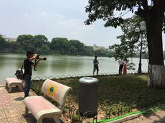 有名なホアンキエム湖。ちょっとホテルから遠くて、たどり着くまでに暑過ぎて倒れそうになりました。