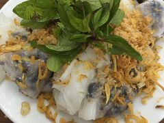 こちらはバイン・クオン。米子をクレープ状に巻いて蒸してあります。上にのっている茶色いものは乾燥豚肉です。もちもちで食感はいいけど、味は・・・私はちょと微妙でした。