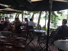 ホアンキエム湖近くのカフェ。特においしくもないし、サービスがよくもないけど、ロケーションが最高！すぐ近くにスーパーのインティメックスもあり、お土産のまとめ買いができます。