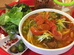 ハノイではフォーよりもブンの方がメジャーかも。ホアンキエム湖の近くにあるチャンティエンプラザ(高級デパートです)は、冷房が効いていて、手頃なフードコートがあるので、何度かお世話になりました。これはブンジウケアです。赤いのはトマトです。酸味が効いていて美味しかった。