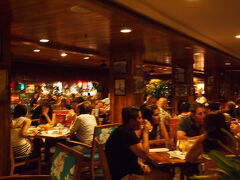 最終日の夜は、みんなで食事を。

アウトリガーワイキキビーチのアメリカンレストラン「DUKE'S」を予約。


店内の雰囲気はこんな感じ。