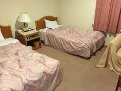 宿泊はホテル銀翠というビジネスホテルでした。
ちょっと古めですが、お部屋は清潔でした。
白浜温泉街の中にあって、お隣には深夜までやってるラーメン屋さんがあり、向かいはコンビニ、コンビニの隣には温泉施設。
少し歩くとスーパーや飲食店も多くありとても便利な立地でした。

素泊まりで1泊1人9000円くらいだったかな？
GWなので普段より少しお値段高めだったかも。（でも他のお宿はもっと高かった）
