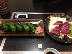 もちがつおと葵寿司。
どちらもこのお店の名物らしいです。

もちがつおはメニューに「時価」となっていました。
2000円くらいだったかな。
クチコミとかで「絶対食べるべき！」というのを見たので頼んでみたけど、おいしかったけど期待しすぎたかな…という感じだったかも。

お酢でしめたお魚をわさび葉で包んだ葵寿司はおいしかった。
これはぜひまた食べたい。