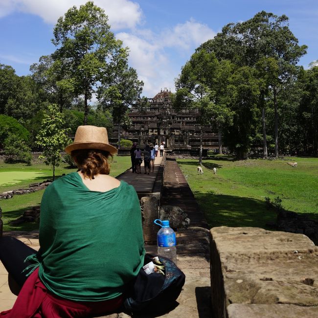 バイヨンを抜けたら、そのままバプーオン、象のテラス、ライ王のテラスの前を散策。<br />天気が良くて気持ちイイ。ただ、日差しが強い。。。