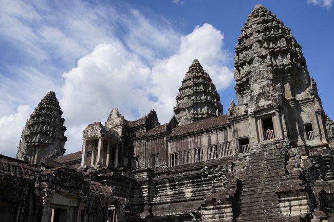 アンコール・ワットの中をレリーフの説明を聞きながら、第一回廊、第二回廊、第三回廊の順に見物。<br />第三回廊は同時に入場できる人数に制限があり、順番待ちがありました。<br />いざ順番が来て階段を上って行くと、なかなかの傾斜と高さで、思わず手すりを握る力が強くなってしまいました。