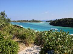 川平湾に到着。グラスボートのチケット購入し、下に降りていきます。