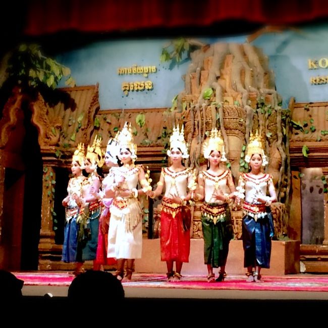 夕日を諦め、この日のツアーの締めである夕食＆アプサラ・ダンスショーへ。<br />バイキング形式の食事は、美味しいとは言えなかったけど、カンボジアビールを飲みながら、初日の晩餐は楽しく過ぎていきました。