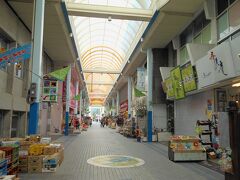 さて、次はユーグレナモールにやってきました。アーケードの商店街です。お土産物屋さんがいっぱいあります。