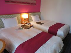 今回は日航八重山に宿泊です。日航の発音が日光の発音に聞こえる。
広さもまずまずです。あちこちにミンサー織のモチーフがあります。
荷物を置いたら街に出ます！その前に夕食をホテル内の畑人と決めて予約。