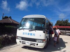 このバスで集落まで移動します。