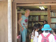 勝手にとってごめんなさい。志茂田景樹さんです。実は、飛行機も同じだったのですよね。ここで、読み聞かせをされているようでした。書く人が直接読み聞かせてくださるなんて素敵ですね。思いがより伝わりそうな気がします。建物の外まで声が響いていました。お疲れ様です。