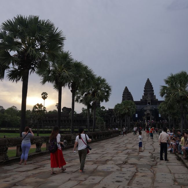 観光二日目はアンコール・ワットからの朝日鑑賞ツアーに参加。<br />早起きしてツアーの車にピックアップしてもらい、他の観光客と一緒にアンコール・ワットへ。