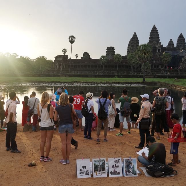昨日の夕日と同じく、奇麗な朝日とはいかなかったけど、早朝の遺跡はイイ雰囲気でした。<br />混載ツアーだったので、一緒に参加した人達と一緒に記念撮影。<br />楽しい思い出になりました。