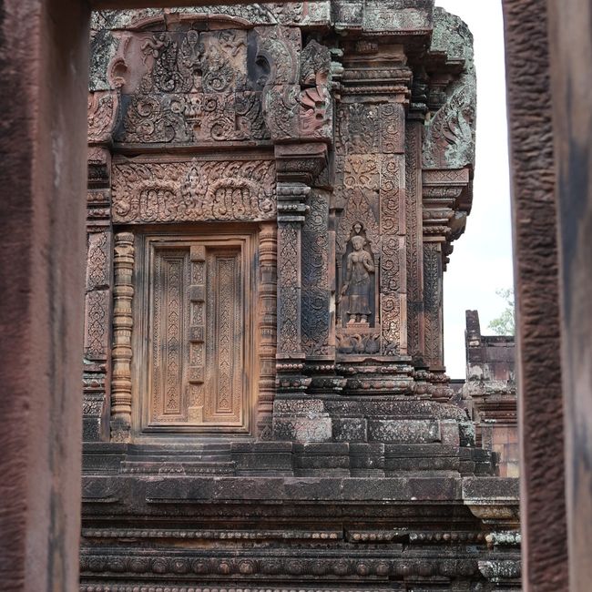 一旦、ホテルに戻り、朝食を済ませた後、今度は郊外の遺跡ツアーへ参加。<br />貸し切りツアーではなかったけど、参加者は我々６人だけ。<br />まずは東洋のモナリザで有名なバンテアイ・スレイへ。<br />規模は小さいけど、奇麗に残されているレリーフが見事でした。