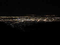 車でクライストチャーチの夜景を見に郊外の山へ。
