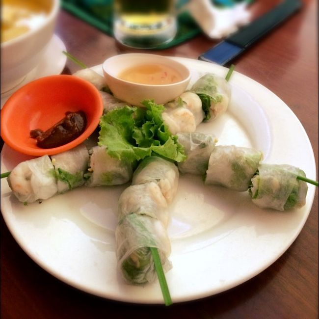 二日目の夕食は、ガイドブック片手に自分達で選択。<br />カンボジア料理に拘らず、東南アジア料理を中心に選んだけど、どれも美味しかったです。