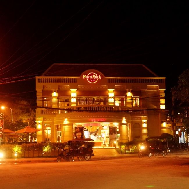 最後はホテル近くにあったHard Rockカフェで一杯。<br />さすがにもうあまり飲めなかったけど、懐かしい曲を聞いたり、観光客の子供がステージで踊ったりと楽しい一時でした。