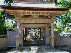 法源寺山門。江戸時代中期の建造で、北海道では最も古い建造物の一つだそうです。寺境内には、アイヌの酋長を描いた『夷酋列像』で名高い蠣崎波響の墓がありました。
寺町にはこの法源寺を含む５つの寺が現存しています。開基が1400年代、創建1600年代という古さにはちょっとびっくり（勉強不足でお恥ずかしい…）。光善寺のご本尊は、平安時代末期に作られたの木像阿弥陀如来立像だと聞いて、さらにびっくり。どのお寺も見ごたえがあります。
