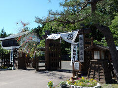寺町を抜けて、松前藩屋敷へ。「松前の五月は江戸にもない」とうたわれた、賑やかな藩政時代の松前を再現したプチテーマパークです。ちょうど今週は七夕なので、門に七夕飾りがありました。