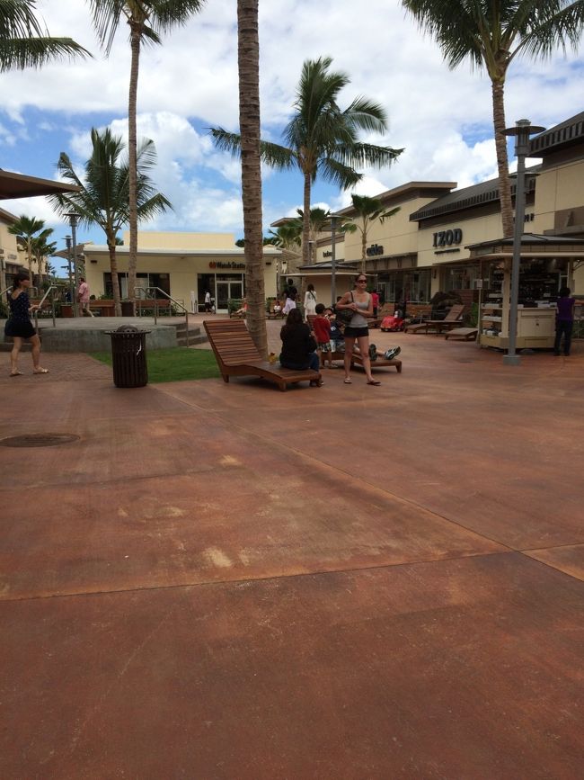 お目当はコーチでしたが、コインポケット付きのいいのがなくて断念しました(￣▽￣)<br />入り口で50パーセント引きの割引券を配っていました。<br />円安ですが、路面店やDFSより格安でした。<br />気に行ったものがあれば、買いだと思います。<br />ここでもホノルルでもそうだったのですが、韓国からの観光客が多かったきがします。<br />中国の方は日本に来て、韓国の方はハワイなのでしょうか？<br />