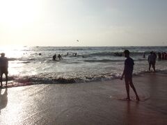 ツアーの最後は、カランギュート・ビーチCalangute Beach。
ここもインド人がメインのようで、海に入っている人も含め、水着の人はほとんどいません(^ ^)