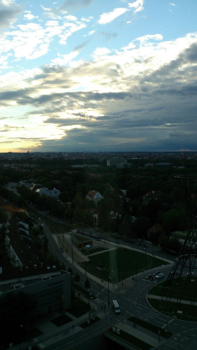 やっと落ち着いた部屋からの景色。<br />「ラウンジは利用して下さいね」とマネージャー。<br /><br />変わった部屋も60㎡以上でゆったりですが<br />予約の違いにこだわったのは<br />私だけなので、息子の機嫌が悪い(&gt;_&lt;)<br /><br />宿泊料は大幅ダウンでほぼ半額!!<br />一杯飲んで～気分をかえましょう。