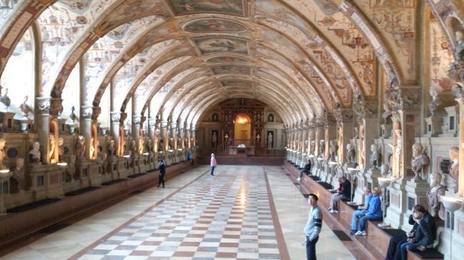 奥行のある丸天井の大ホールです。