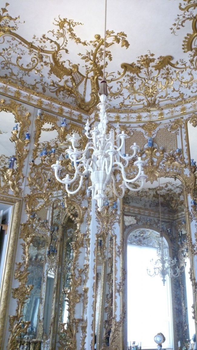 白の漆喰の壁にゴールドが煌びやかです。