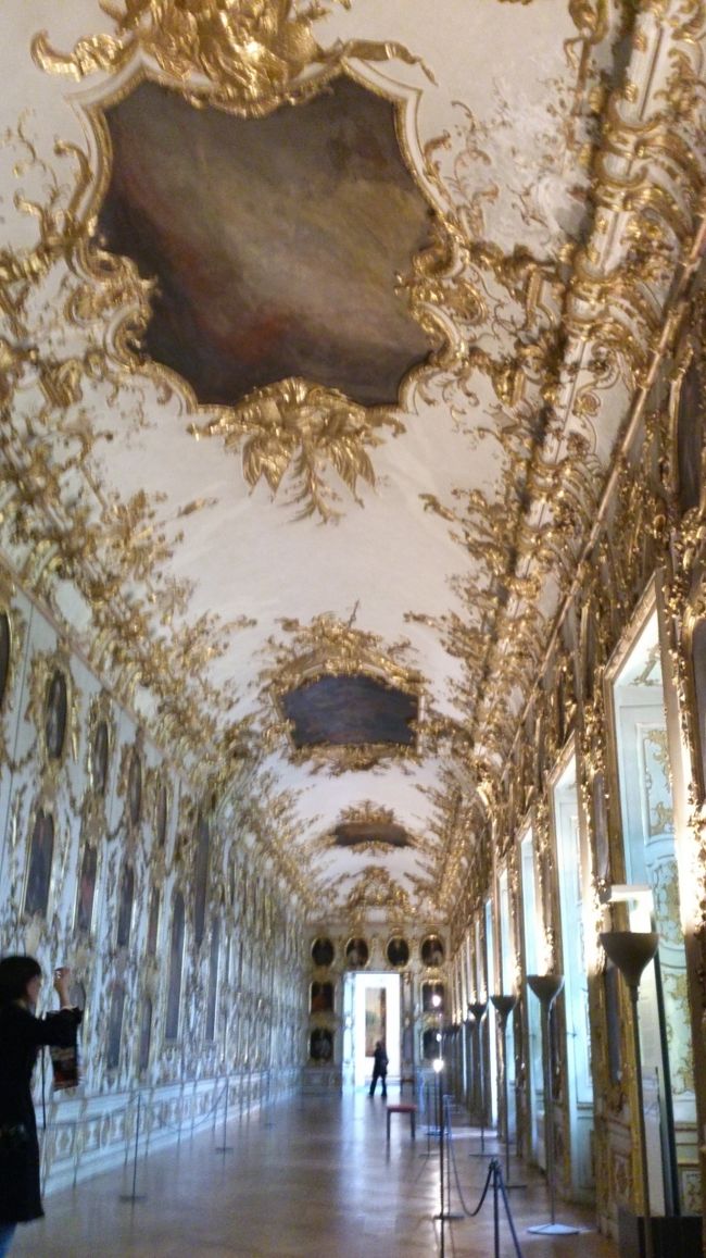 回廊天井の装飾が美しい先祖画ギャラリー。<br />子孫の肖像画は121枚…。