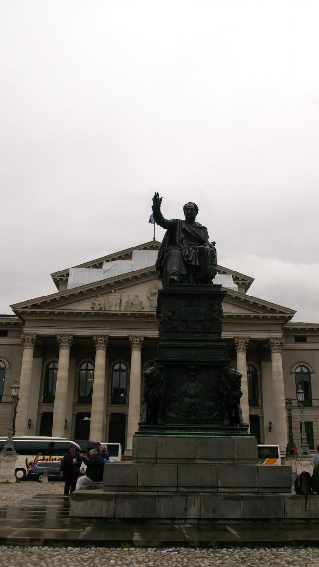 バイエルン国立歌劇場。<br />オペラ、クラシックコンサートの公園がない時は見学可能。<br />広場にはルートヴィヒ二世の像があります。