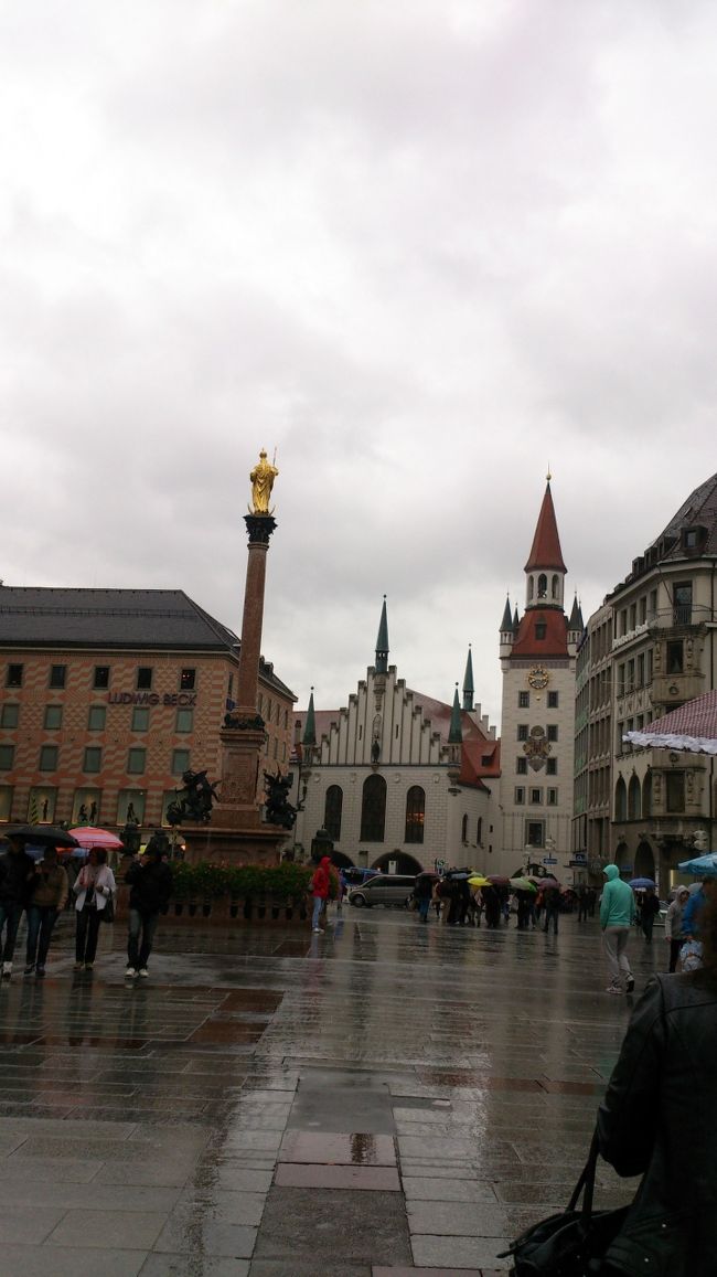 雨のマリエン広場のマリア像。
