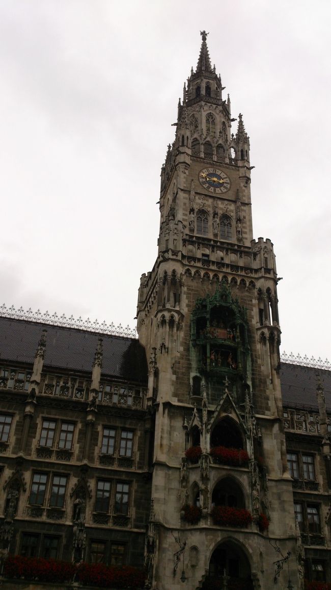 ミュンヘンの中心マリエン広場の新市庁舎。<br />仕掛け時計見たかったけど、この雨では…諦めましょう^^;<br /><br />カフェのパラソルで雨宿りしながら撮影。